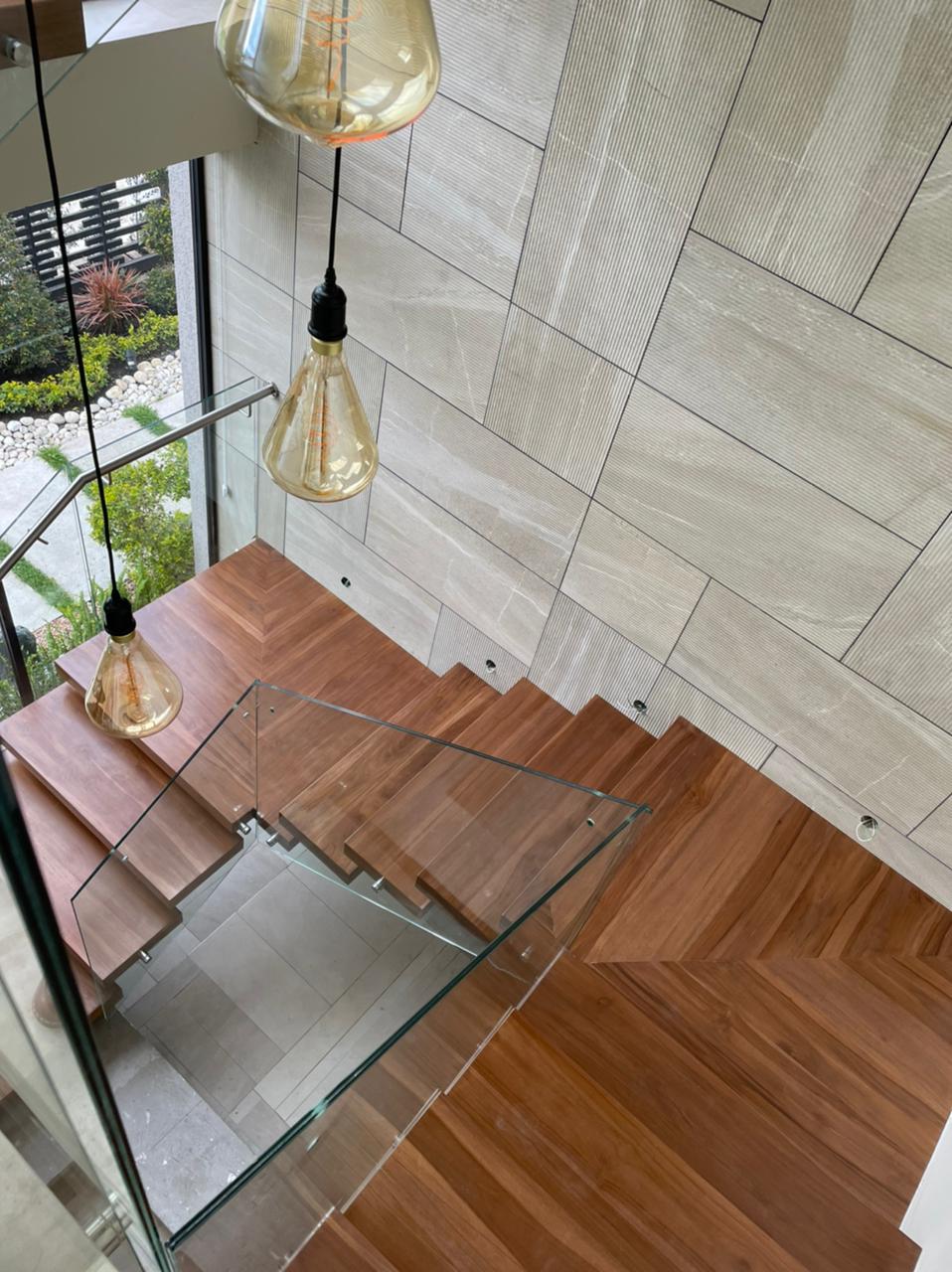 La mayoría de las escaleras tienen restricciones, no solo para la seguridad, sino también para la estética.